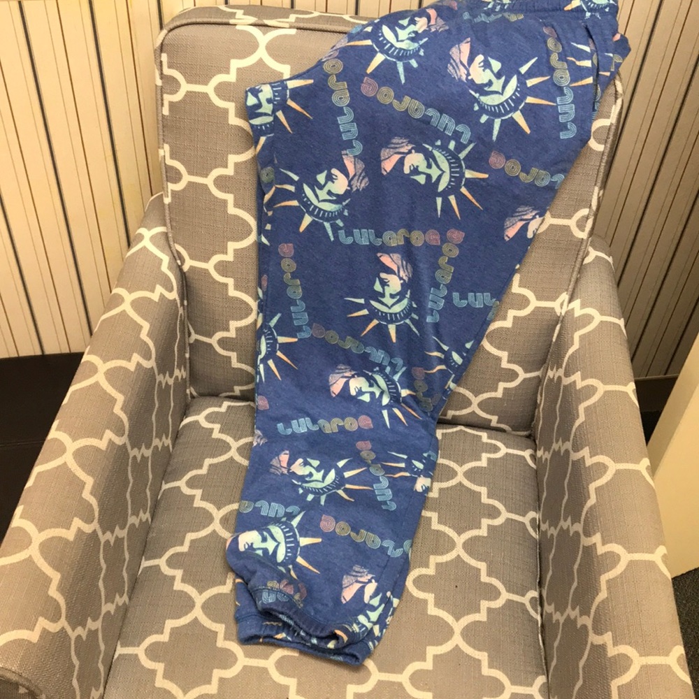 🇺🇸 Patriotic LuLaRoe joggers 🇺🇸